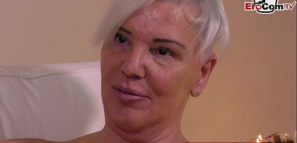 Deutsche Oma mit hängetitten fickt den Sohn